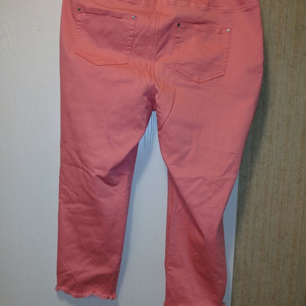 Belle by Kim Gravel Ladies Capris size 22W  NWOT Coral color